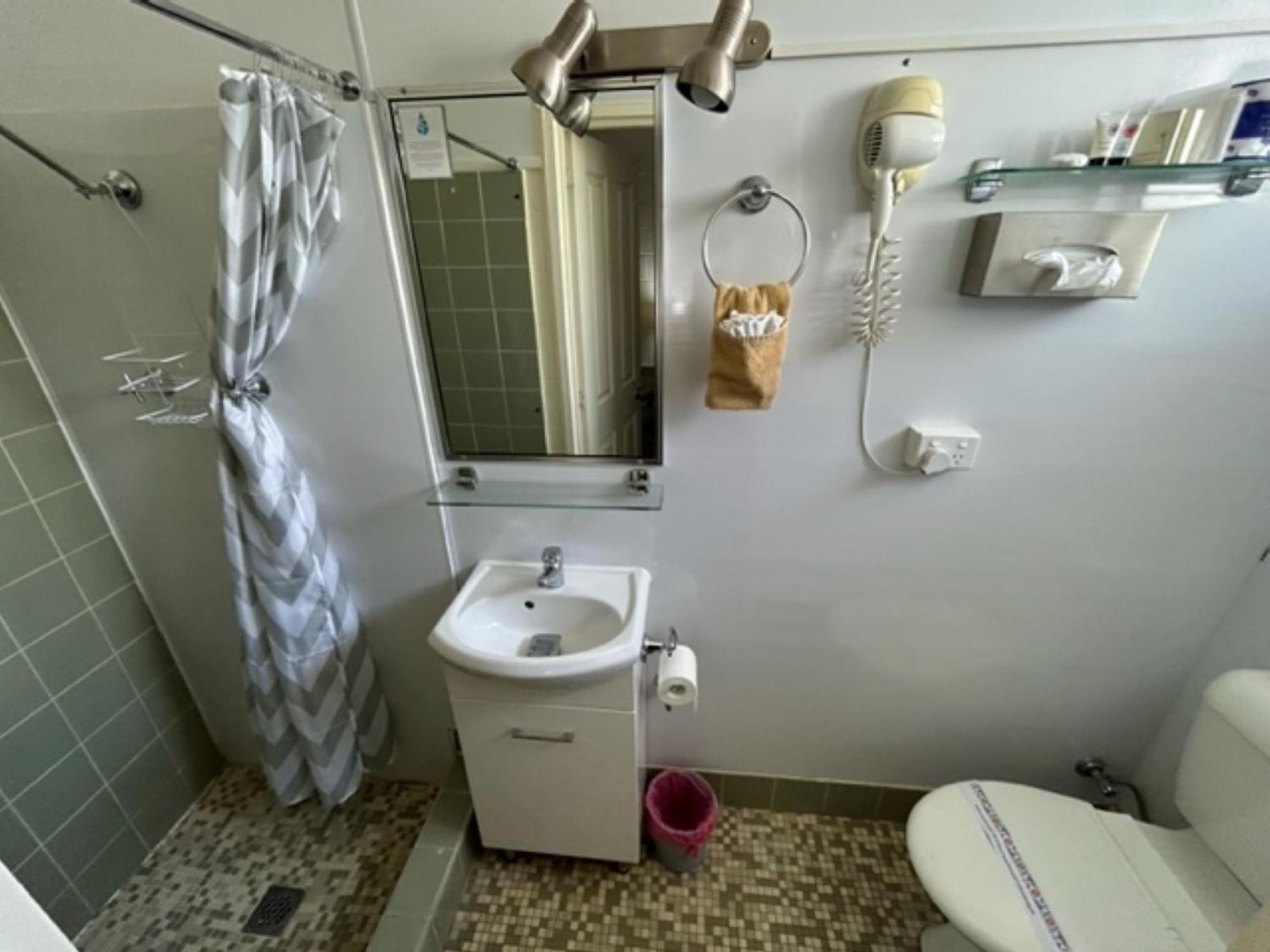 Warren Motor Inn Room photo